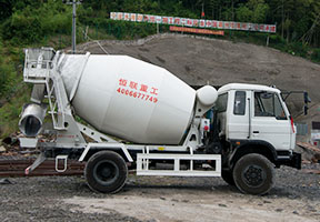 浙江引水隧道用隧道專用小型攪拌車施工。